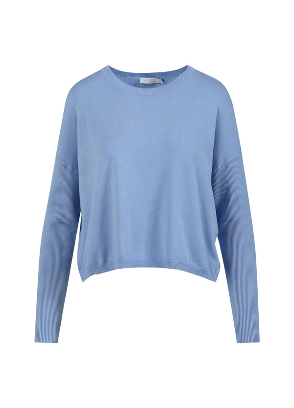 Coster Copenhagen GEBREID MET AFHANGENDE SCHOUDER EN STRAKKE MOUWEN Knitwear Ice blue - 544