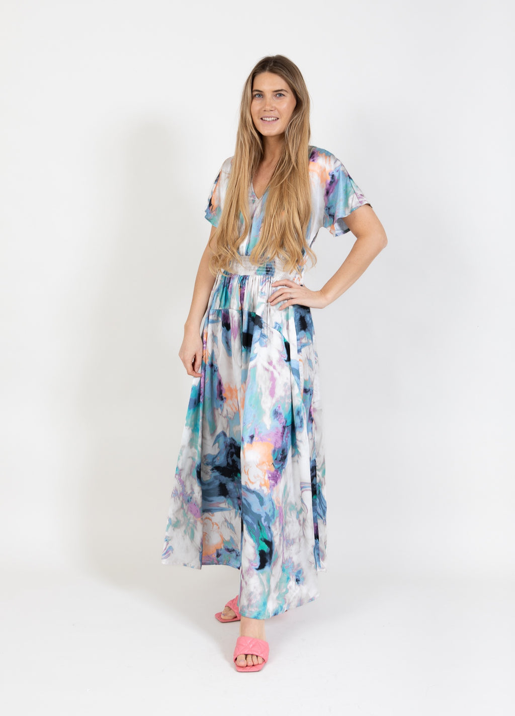 JURK MET GERIMPELDE TAILLE IN WAAIERPRINT Swirl print
