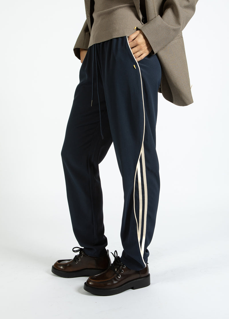 Coster Copenhagen ONTSPANNEN SPORTIEVE BROEK - SILLE PASVORM Pants Navy/off white - 566
