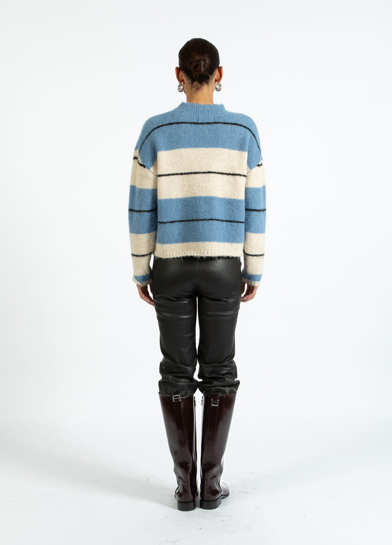 Coster Copenhagen PLUIZIGE GESTREEPTE GEBREID Knitwear Blue/creme stripe - 589
