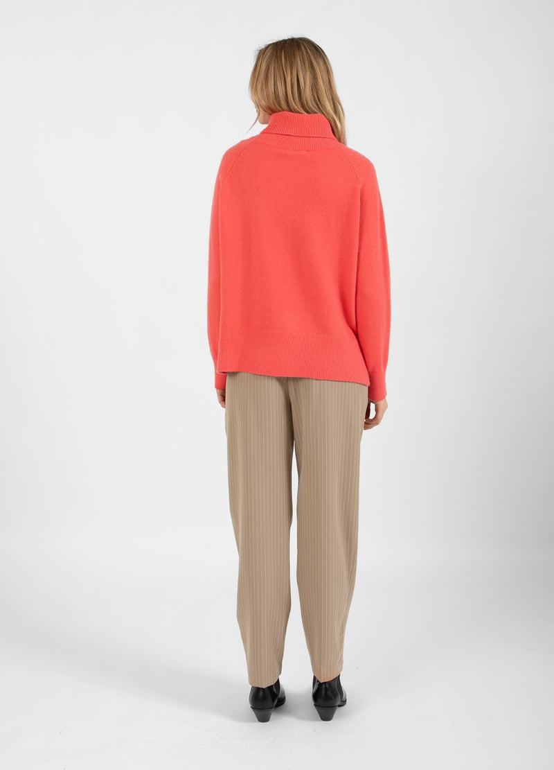 Coster Copenhagen TRUI MET HOGE HALS - COMFORTABEL GEBREID Knitwear Hot coral - 685